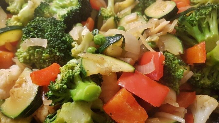 Bunte Gem&uuml;se-Mischung wird im Schnellkochtopf zubereitet, um schnell und schonend zu garen. Aromatischer Dampf entsteht.