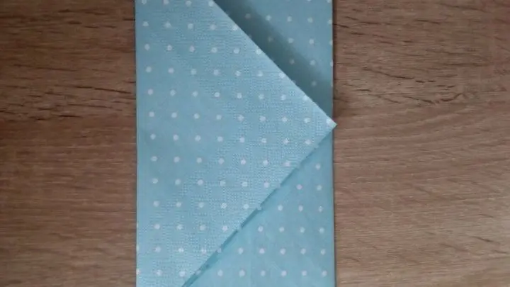 Das mittlere kleine Eckst&uuml;ck zur l&auml;nglichen Seite legen.