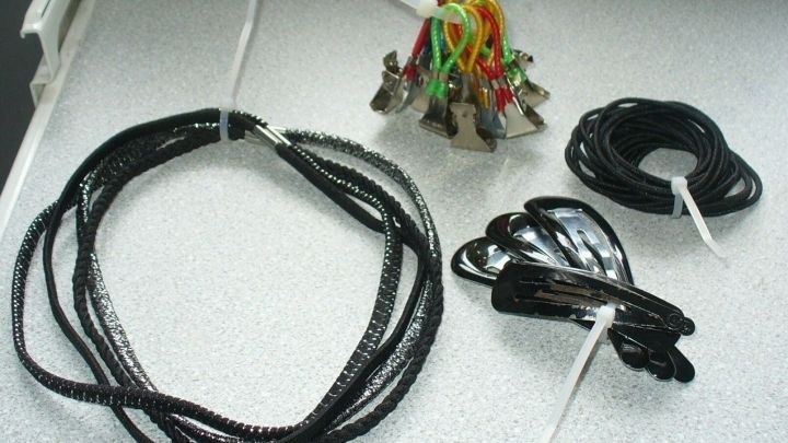 Kabelbinder umschlie&szlig;en verschiedene Kabel und werden auf einer Oberfl&auml;che zum Organisieren von Kabeln verwendet.