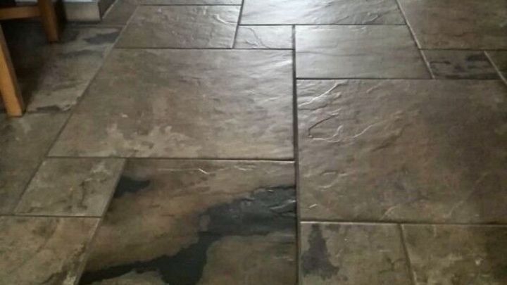 Der Boden mit stilvollen Fliesen wird gereinigt, w&auml;hrend der Eingangsbereich hell und einladend wirkt.