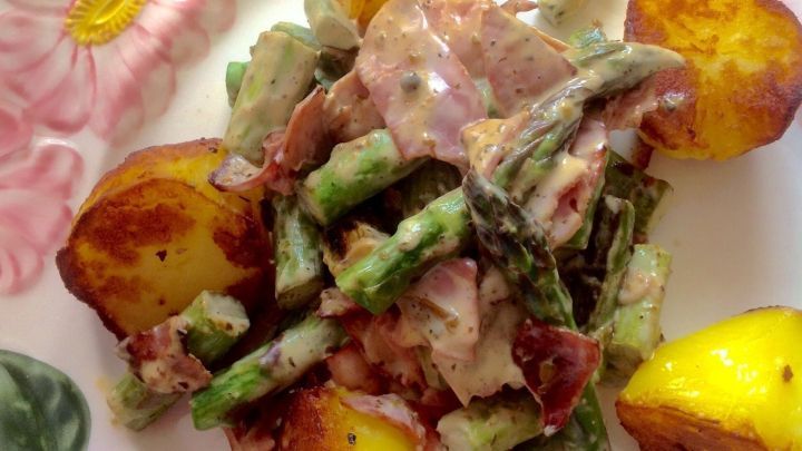 Gebratener grüner Spargel mit Creme Fraiche und Schinkenstreifen