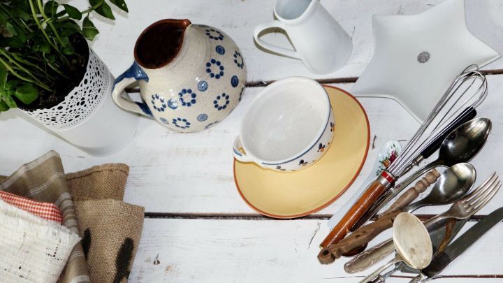 Vor allem altes Geschirr und Besteck kann man wunderbar als Accessoires und Dekoartikel verwenden. Lasst euch inspirieren!