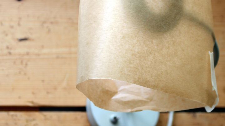 Ein gutes und billiges Hilfsmittel zur Inszenierung des Motivs kann eine einfache Schreibtischlampe sein, welche man locker mit Backpapier bespannt.