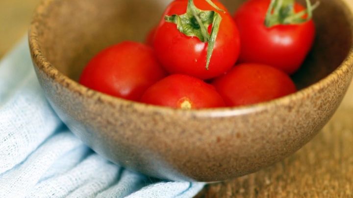 Eine Holzplatte schafft dank der Maserung einen wunderbaren Hintergrund, der in vielen verschiedenen Situationen eingesetzt werden kann.