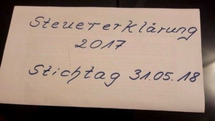 Ein Dokument mit der Aufschrift &bdquo;Steuererkl&auml;rung 2017, Stichtag 31.05.18&ldquo; liegt auf einem Tisch.