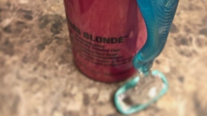 Ein ergonomischer Rasierer steht neben einer Flasche Shampoo auf einer Marmoroberfl&auml;che, bereit f&uuml;r eine sanfte Achsel- und Intimrasur.