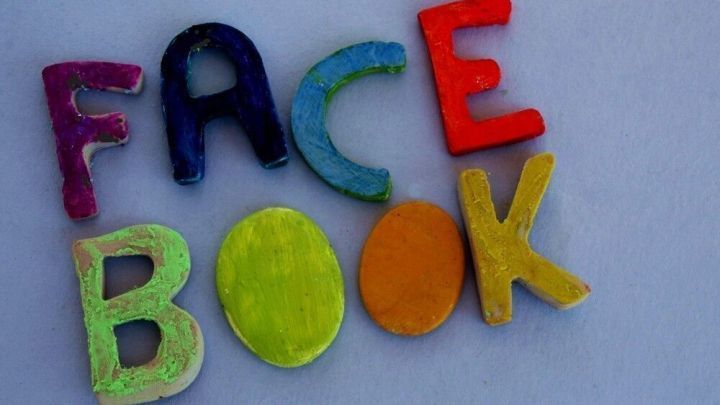 Bunte Buchstaben formen das Wort &bdquo;FACEBOOK&ldquo; und repr&auml;sentieren soziale Netzwerke im Kontext von Datenschutz und Nutzungseinstellungen.