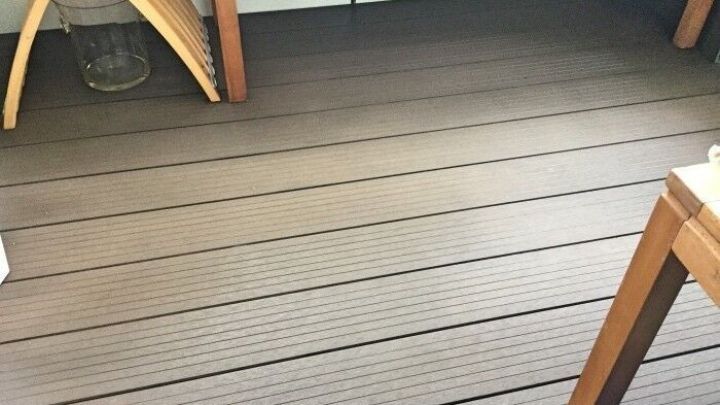 Ein WPC-Dielenboden ist gut sichtbar, sauber und ordentlich verlegt in einem Innenraum, umgeben von modernen M&ouml;beln.