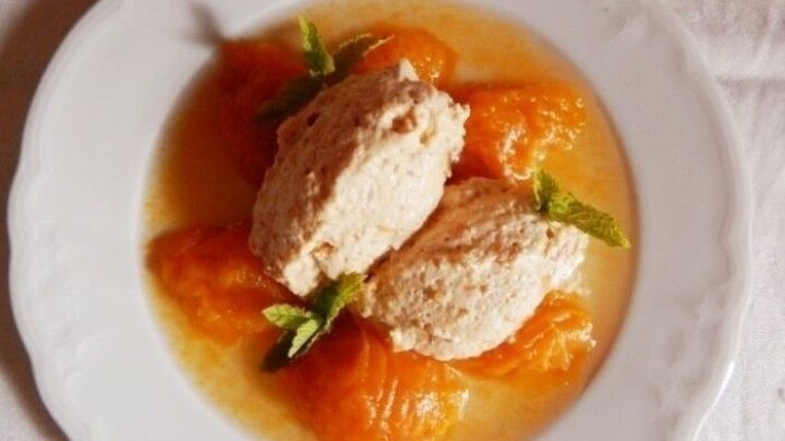 Luftige Aprikosenmousse: In wenigen Minuten zauberst du dieses fruchtige Dessert mit frischen Aprikosen und Sahne auf deinen Teller.