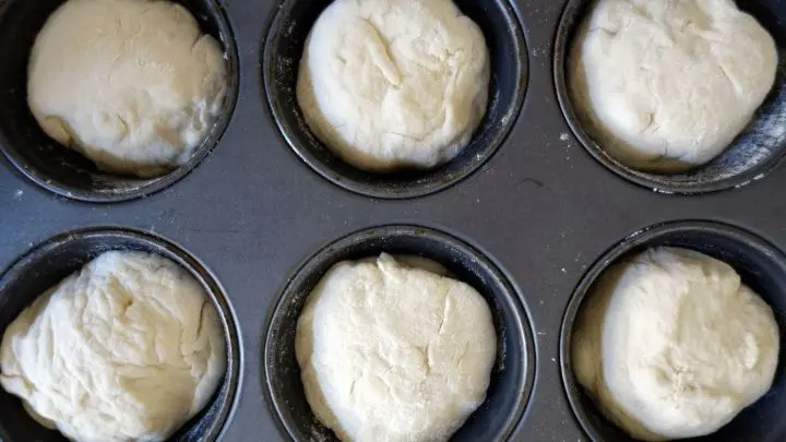 Mit einer Form für Muffins werden alle Laugenbrötchen gleich groß und sie gehen auch nach oben auf und verteilen sich nicht platt über das Backblech.