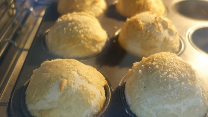 Mit einer Form für Muffins werden alle Laugenbrötchen gleich groß und sie gehen auch nach oben auf und verteilen sich nicht platt über das Backblech.