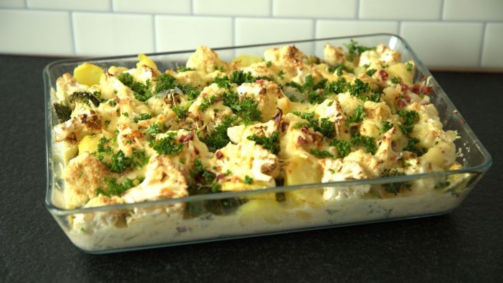 Auflauf gef&auml;llig? Bringe mit diesem leckeren Blumenkohl-Brokkoli-Kartoffel-Auflauf mal etwas Abwechslung auf den Mittagstisch.