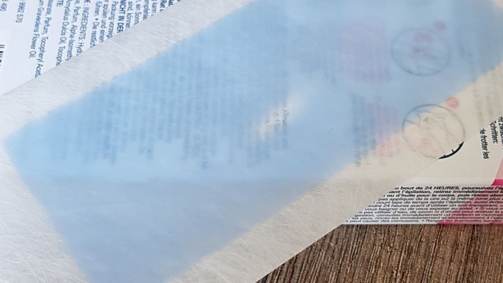 Kaltwachsstreifen liegen auf einer Holzoberfl&auml;che und sind vorbereitet zum Erw&auml;rmen f&uuml;r die Anwendung.