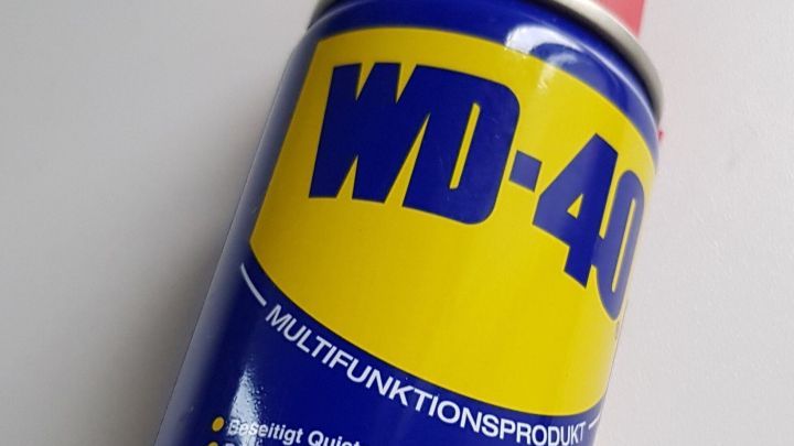 Eine Spraydose WD-40 steht auf einer festen Oberfl&auml;che und k&ouml;nnte zur Entfernung von Stiftflecken von der Wand verwendet werden.