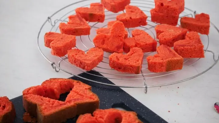 Aus den roten Kuchenscheiben Herzen ausstechen.