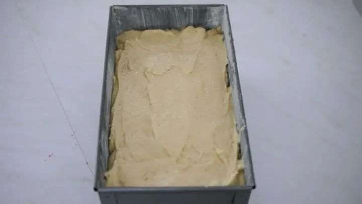 Mit dem restlichen hellen Teig auff&uuml;llen, die Herzen sollten bedeckt sein. Im vorgeheizten Ofen bei 180 Grad ca. 50 Minuten backen. 