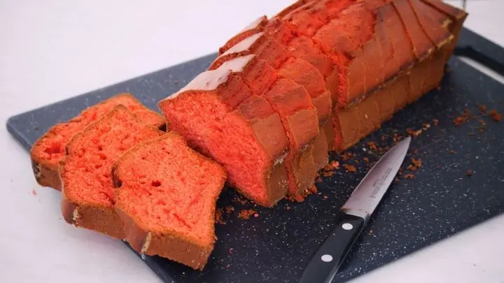 Den roten R&uuml;hrkuchen ca. 15 Minuten abk&uuml;hlen lassen, danach aus der Form l&ouml;sen. Den Kuchen vollst&auml;ndig ausk&uuml;hlen lassen, dann in Scheiben schneiden. 