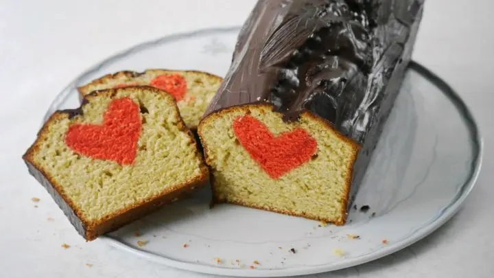 Nun kann der Herzkuchen noch in einen Schoko-Mantel geh&uuml;llt werden: Daf&uuml;r 200 g Schokolade bzw. Kuvert&uuml;re schmelzen und &uuml;ber den abgek&uuml;hlten Kuchen geben.
