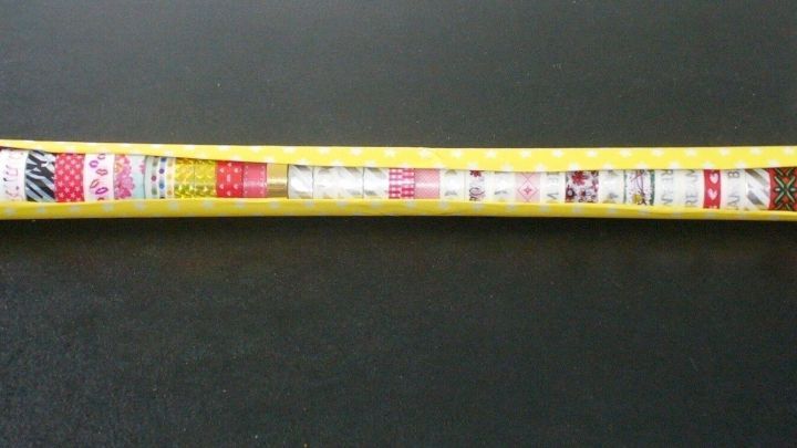 Dekoratives Klebeband liegt ordentlich auf einer dunklen Oberfl&auml;che, bereit f&uuml;r kreative Projekte oder Organisation.