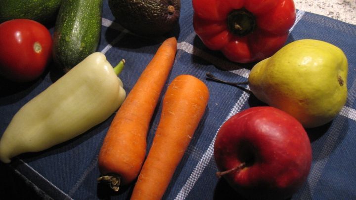 Bunte Obst- und Gem&uuml;sesorten liegen auf einem Stofftisch, w&auml;hrend gesunde Ern&auml;hrungstrends zelebriert werden.