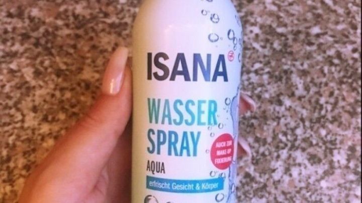 Ein Hand h&auml;lt eine ISANA Wasser Spray Dose, ideal zum Abk&uuml;hlen und gut einschlafen trotz Hitze, vor einem Steinboden.