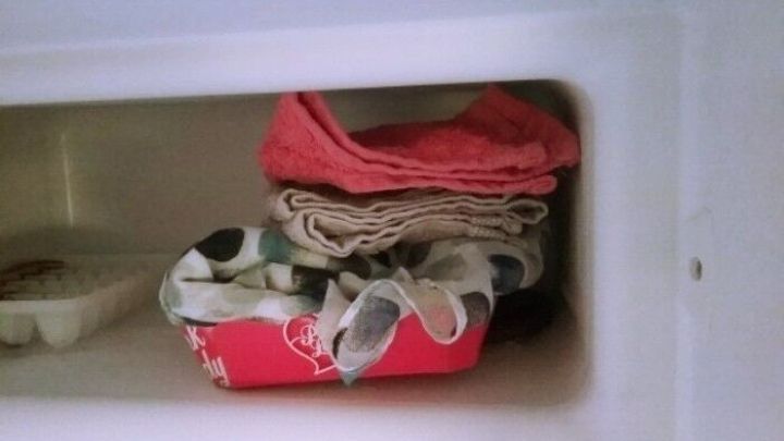 Frotteet&uuml;cher liegen ordentlich gestapelt im Gefrierfach und warten darauf, f&uuml;r Erfrischung bei Hitze genutzt zu werden.