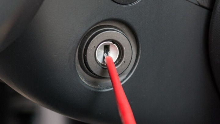 Ein Schraubendreher wird in das Z&uuml;ndschloss eines Autos eingef&uuml;hrt, um einen Diebstahl zu versuchen.