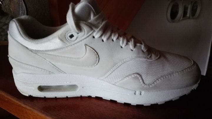 Wei&szlig;e Turnschuhe stehen auf einem Holzuntergrund und strahlen Frische aus, um die Wirkung von Mizellenwasser zu zeigen.