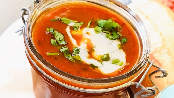 Tomatenfischsuppe: So verwandelst du Essensreste in eine aromatische Suppe mit frischen Kr&auml;utern und cremigem Topping.
