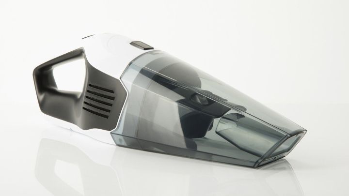 Ein Handstaubsauger liegt kaskadiert auf einem wei&szlig;en Untergrund, bereit, Schmutz zu entfernen und die Lebensdauer zu verl&auml;ngern.