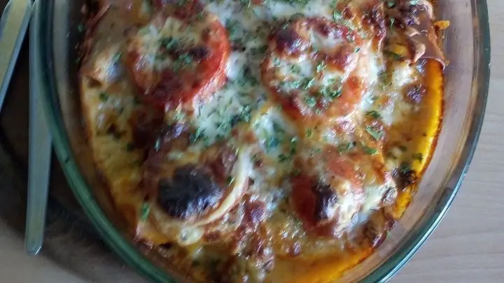 So sehen die fertig gebackenen Canneloni Bologneser Art im Spinatbett aus.