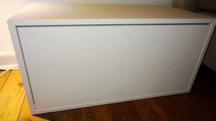 Eine wei&szlig;e Nachttisch-Druckt&uuml;r wird vor einem Sturz auf den Boden gesch&uuml;tzt, um Sch&auml;den zu vermeiden, im Schlafzimmer.