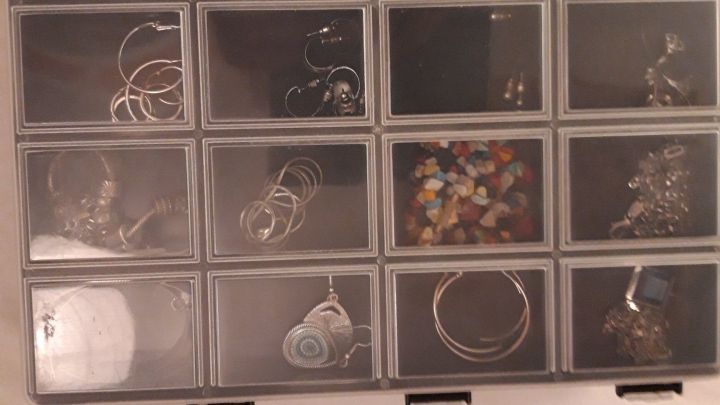 Ein Aufbewahrungsk&auml;stchen mit F&auml;chern pr&auml;sentiert Ohrringe, Ringe und Schmuckteile &uuml;bersichtlich und geordnet.