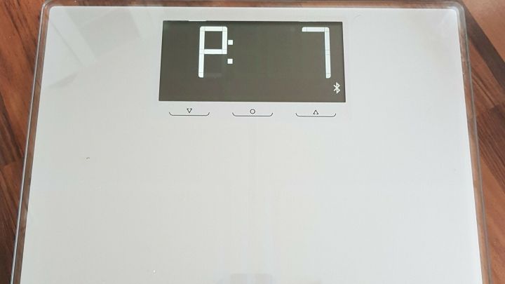 Eine digitale Waage liegt auf einem Holzboden und zeigt die Gewichtsanzeige P:7. Ideal f&uuml;r eine korrekte Gewichtskontrolle.