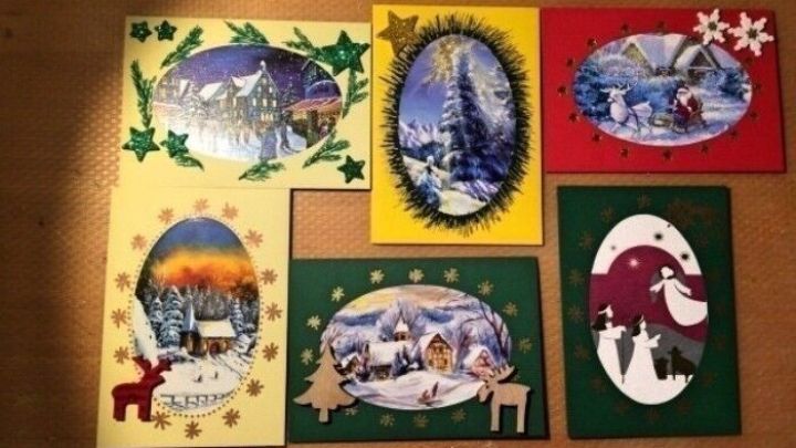 Sechs individuell gestaltete Weihnachtskarten liegen auf einem Tisch, jede mit unterschiedlichen festlichen Motiven und Farben.