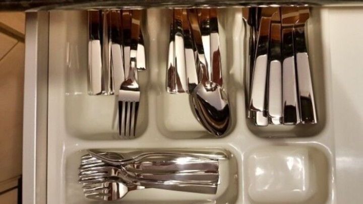 Sauberes Besteck ist ordentlich in einer Schublade angeordnet. Gabeln, Messer und L&ouml;ffel sind getrennt in F&auml;chern.