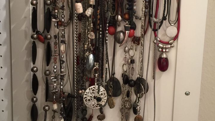 H&auml;ngender Modeschmuck ist ordentlich angeordnet, um Staubansammlungen zu vermeiden und einfach zug&auml;nglich zu sein.