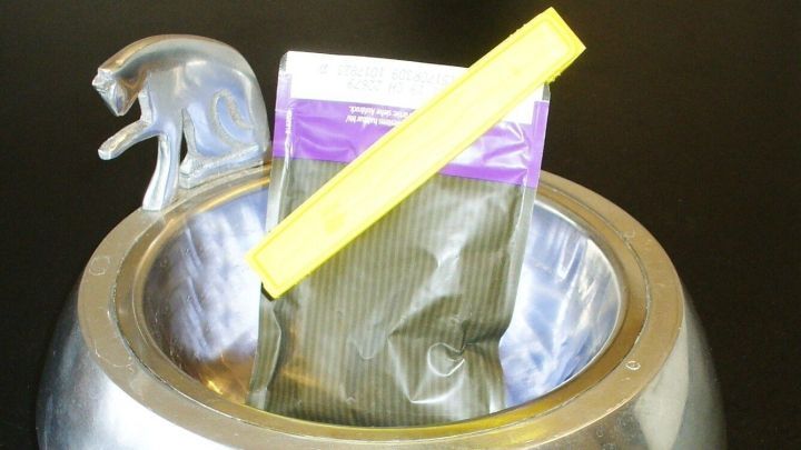 Ein spezieller Beh&auml;lter mit einem Portionsbeutel f&uuml;r Katzenfutter, der darauf wartet, entleert zu werden, um Futter zu servieren.