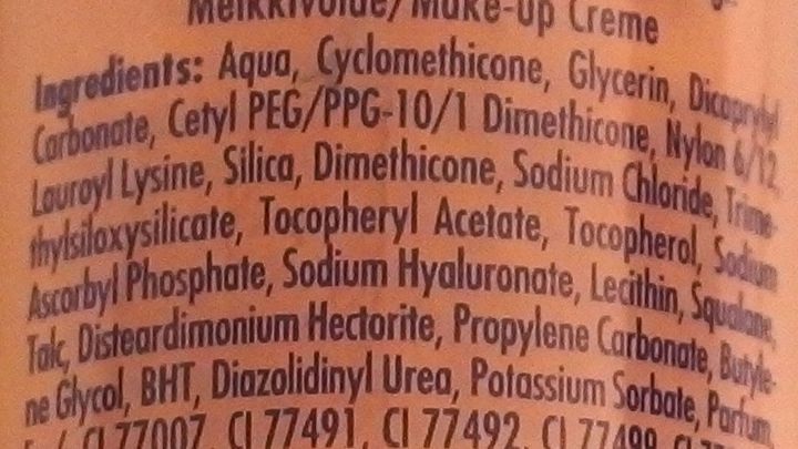 Ein Etikett zeigt die Inhaltsstoffe einer Creme, darunter viele bekannte akneausl&ouml;sende Bestandteile.