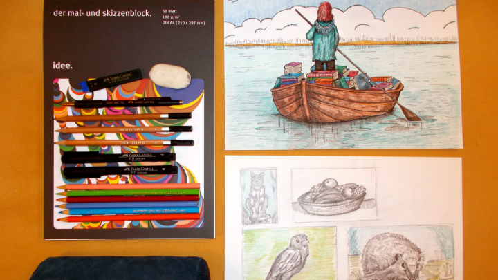 Buntstifte und ein Radiergummi liegen neben Skizzen und einem Aquarell von einer Person in einem Boot auf ruhigem Wasser.