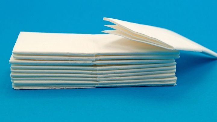 Im Vordergrund steht ein Stapel von K&auml;rtchen, die zur Bek&auml;mpfung von Kleidermotten genutzt werden. Die K&auml;rtchen liegen ordentlich &uuml;bereinander auf einer blauen Unterlage.