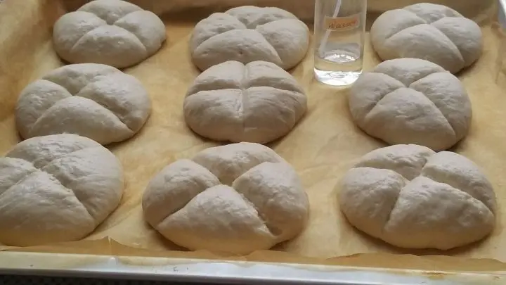 Teiglinge mit Wasser einsprühen und einschneiden.