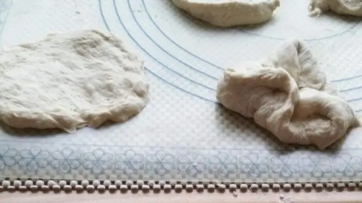 Teiglinge abstechen und flach drücken.