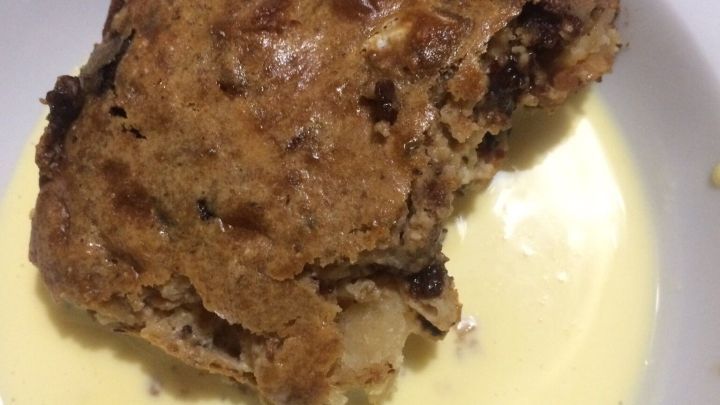 Ein Pl&auml;tzchen-Resteauflauf auf einem bunten Teller, angereichert mit einer cremigen Sauce, wirkt verf&uuml;hrerisch und s&auml;ttigend.