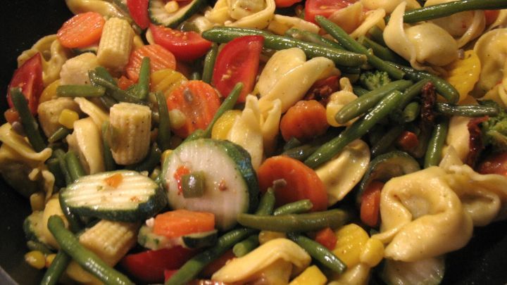 Bunte Gem&uuml;semischung brutzelt in einer Pfanne, schnell zubereitet und ideal f&uuml;r ein kalifornisches Gericht.