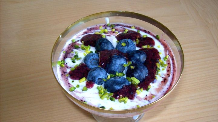 Griechischer Joghurt mit frischem Heidelbeermus - Rezept | Frag Mutti
