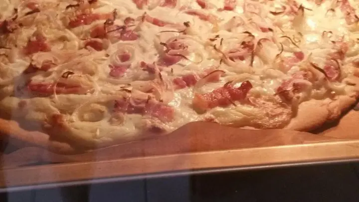 Im vorgeheizten Backofen 250 °Ober- und Unterhitze in die unterste Schiene schieben und 17 Minuten backen.