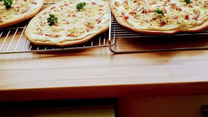 Ich habe einen großen Flammkuchen zum gleich essen gemacht. 2 kleine habe ich eingefroren, diese nur 10 Minuten backen, dann kann man ihn fertig backen, wenn er gebraucht wird.