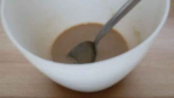 Zuerst die Hefe mit dem Zucker verrühren, so löst sich die Hefe schnell auf. Dann die restlichen Zutaten für den Teig dazugeben.