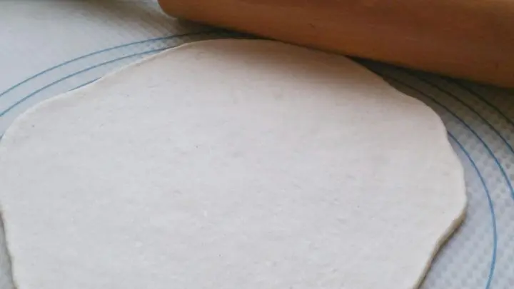 Den Teig jetzt mit dem Nudelholz dünn ausrollen. Entweder auf einer Backunterlage oder gleich auf der Backfolie.